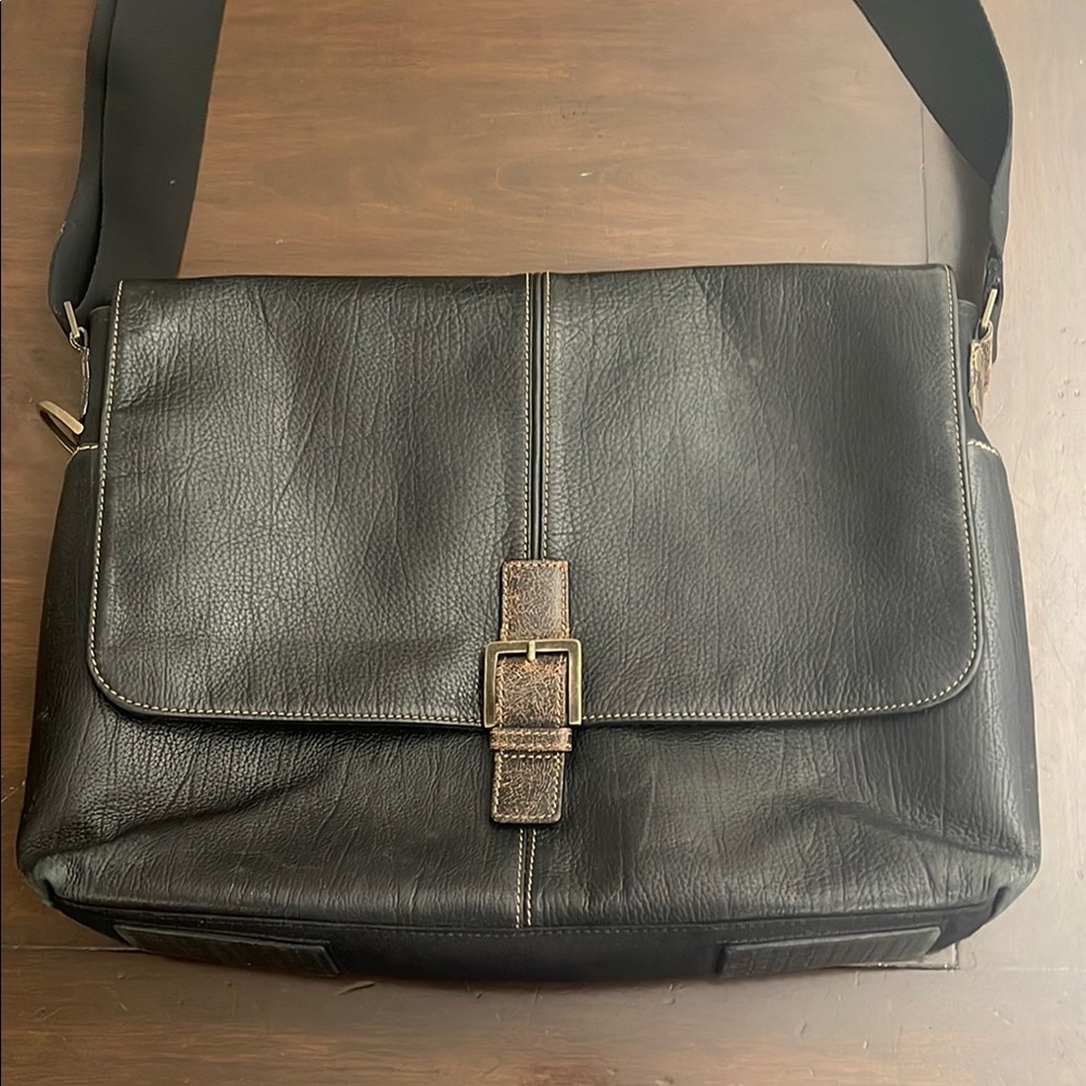 BOCONI TYLER SINGLE BUCKLE MESSENGER BAG